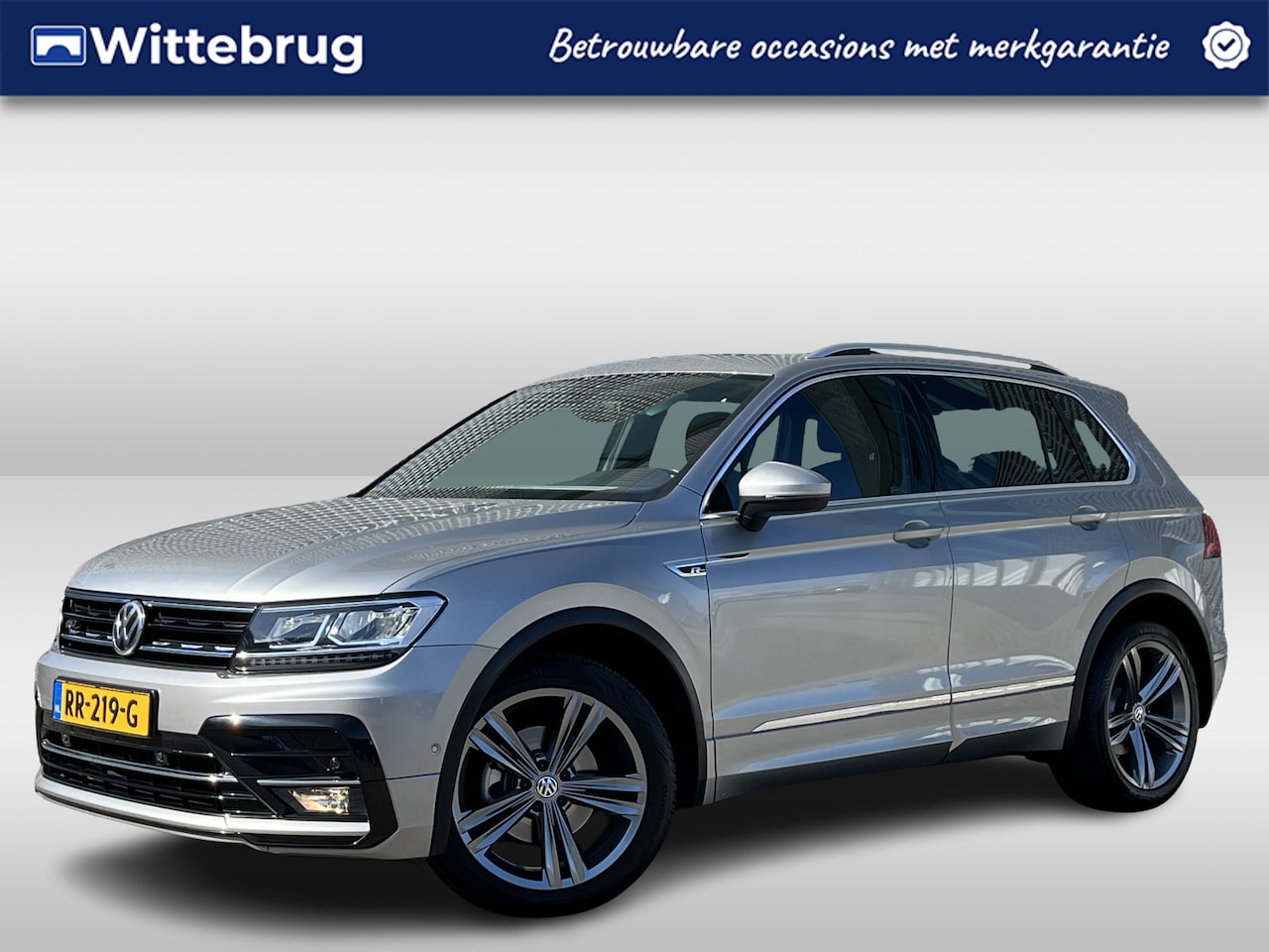 Volkswagen Tiguan - 1.4 TSI R-line / Digitaal dashboard / Pano / Navigatie / App connect / Camera / Zwenkbare - AutoWereld.nl