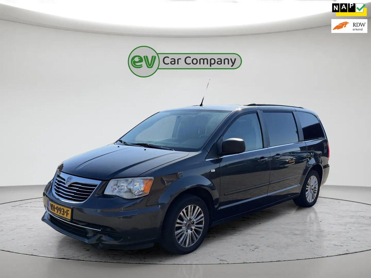 Lancia Voyager - 2.8 MultiJet Silver | Grijs kenteken | Automaat | Leder | Airco - AutoWereld.nl