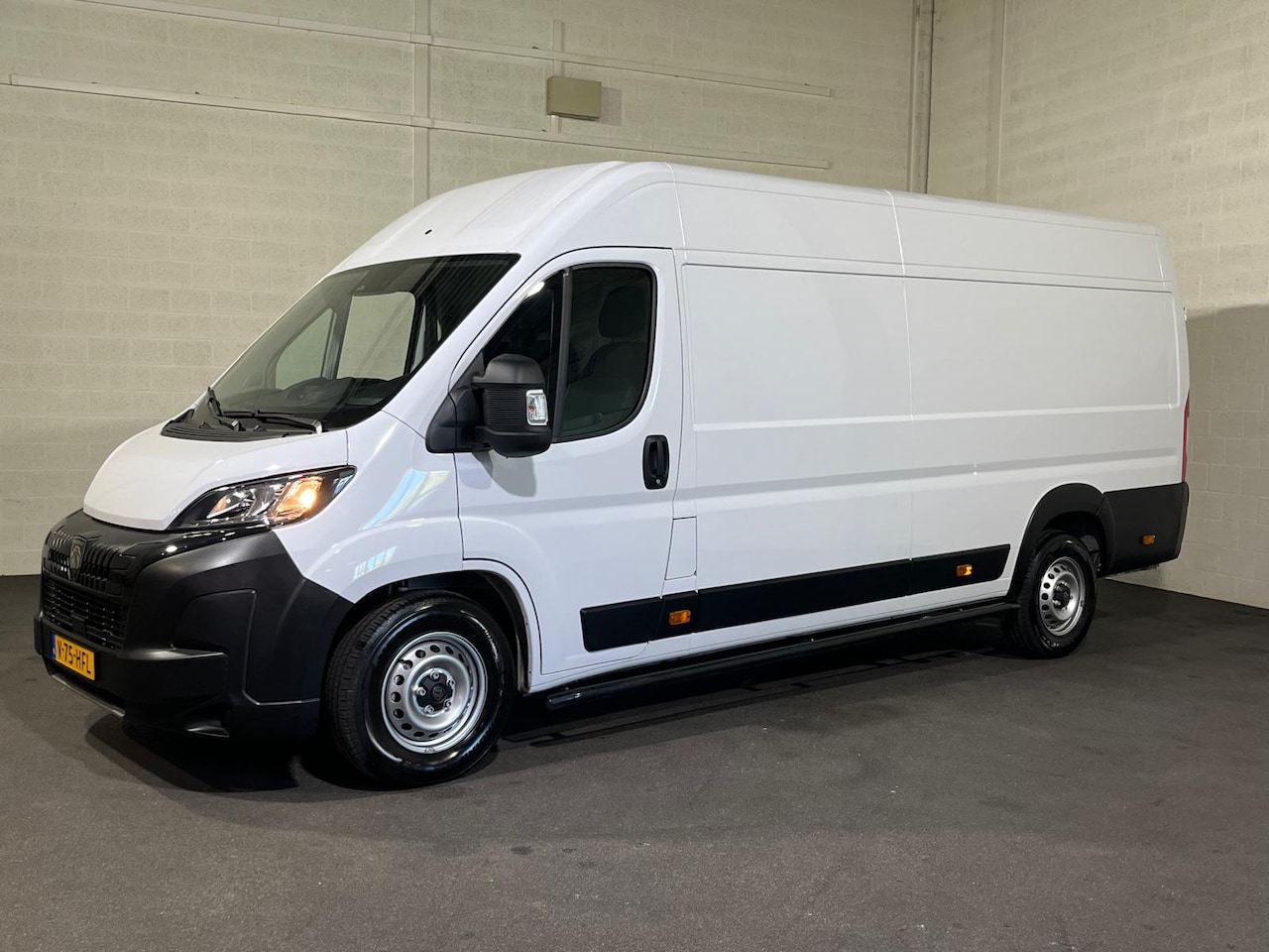 Peugeot Boxer - 2.2 BlueHDi 180pk L4 H2 Automaat Airco Camera - AutoWereld.nl