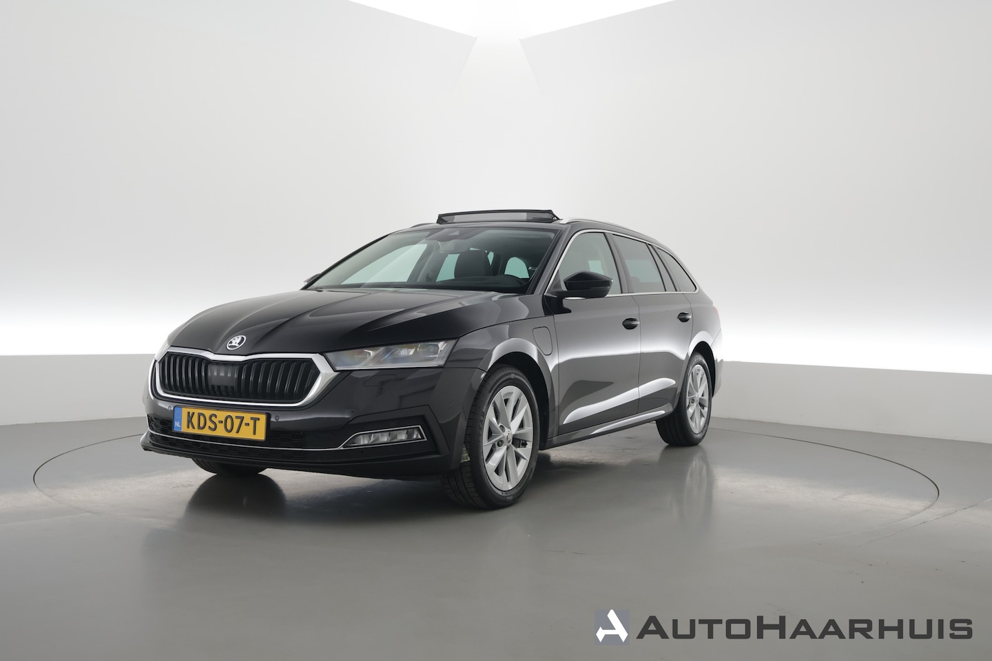 Skoda Octavia Combi - 1.4 TSI iV PHEV Business | Adapt. Cruise | Pano | Head-Up Display | Memory |  Apple CarPla - AutoWereld.nl