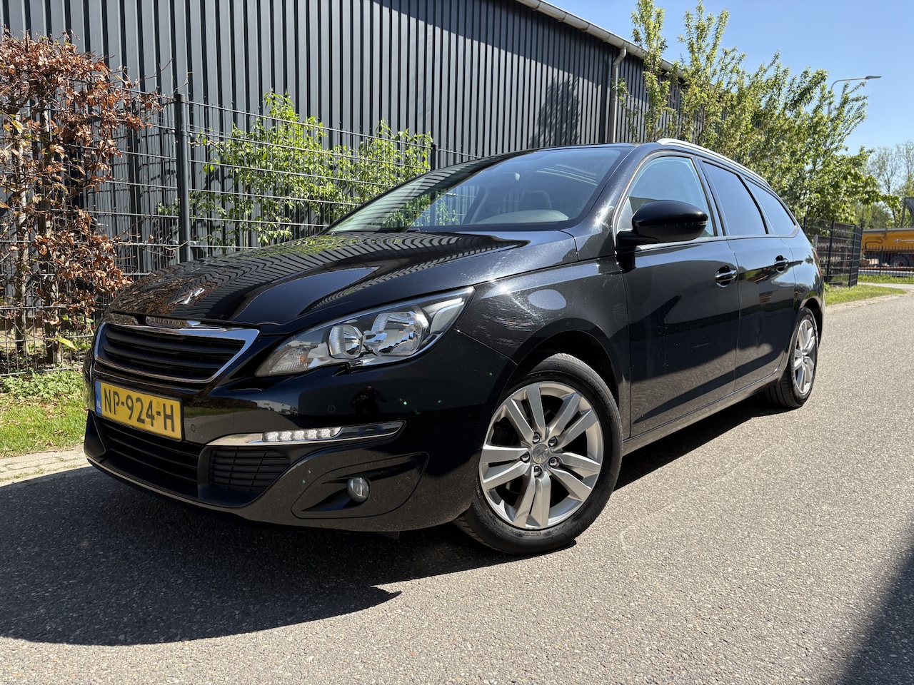 Peugeot 308 SW - 1.2 PureTech Blue Lease Executive / NAVI / PANORAMADAK / CRUISE / 149dkm! NAP! - AutoWereld.nl