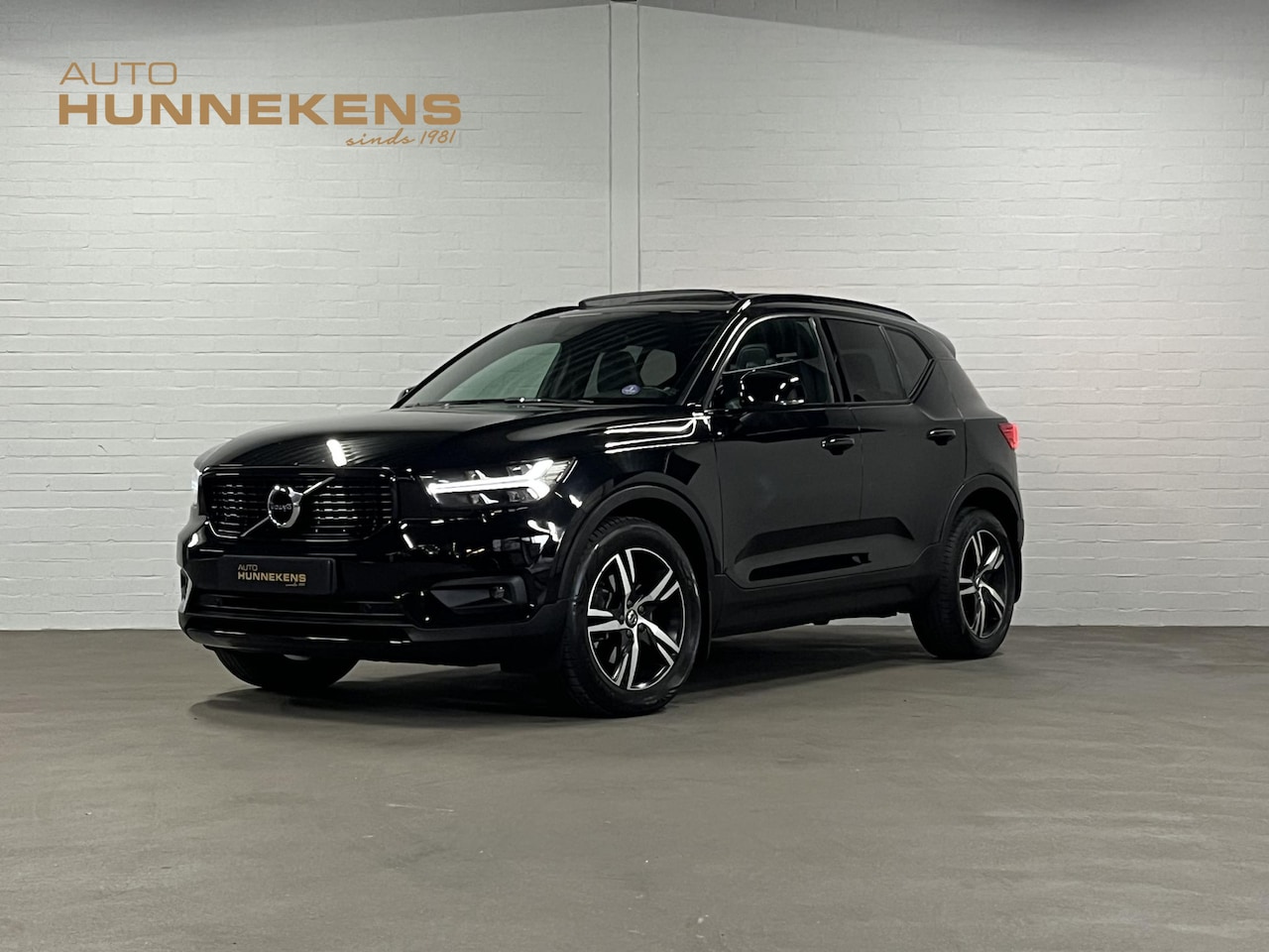 Volvo XC40 - 2.0 T4 AWD R-Design Trekhaak | Open dak | Stoelverwarming | Achteruitrij camera | Leder | - AutoWereld.nl