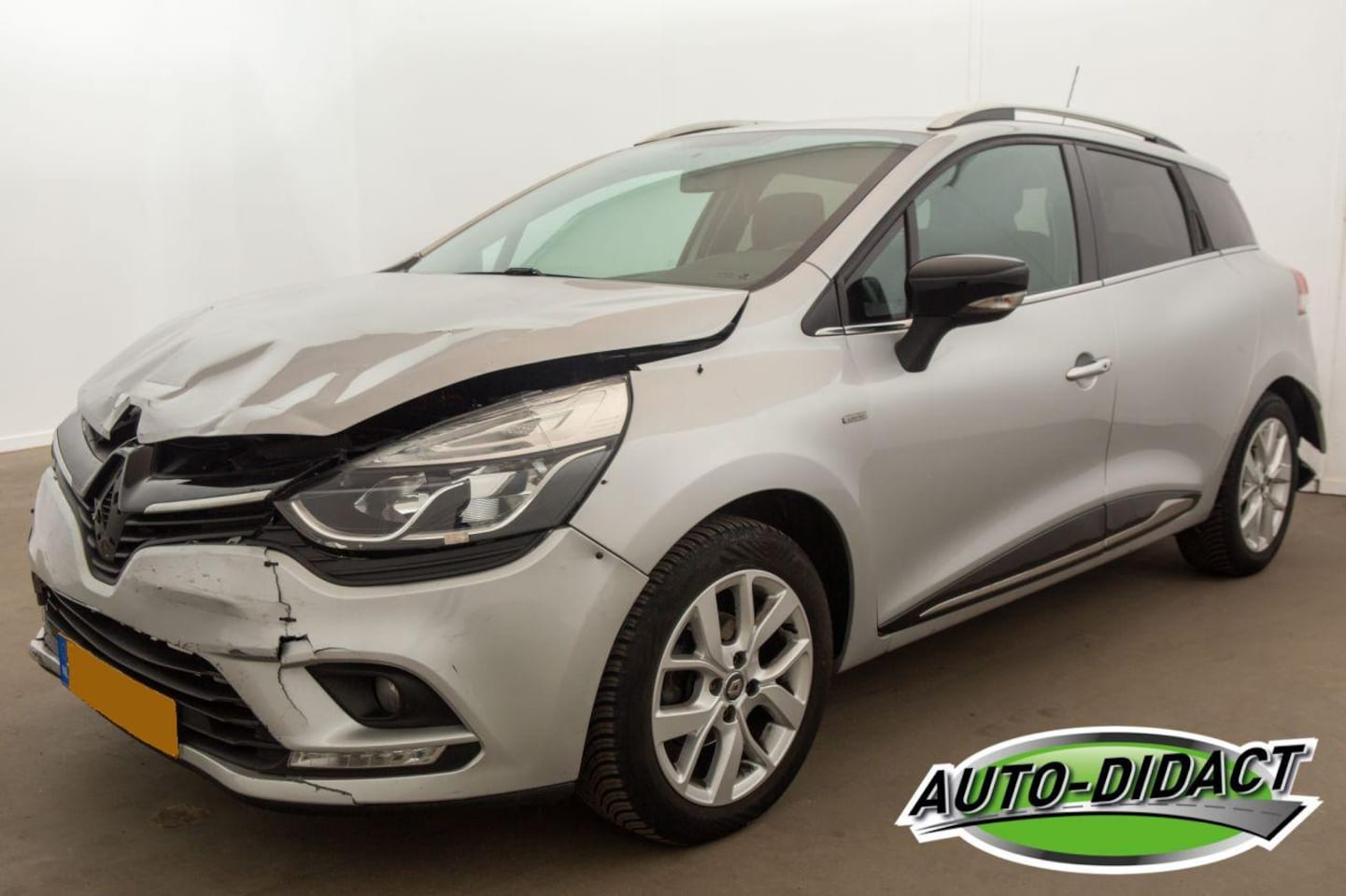 Renault Clio - 0.9 TCe Airco 105.014 km NAP Limited - AutoWereld.nl