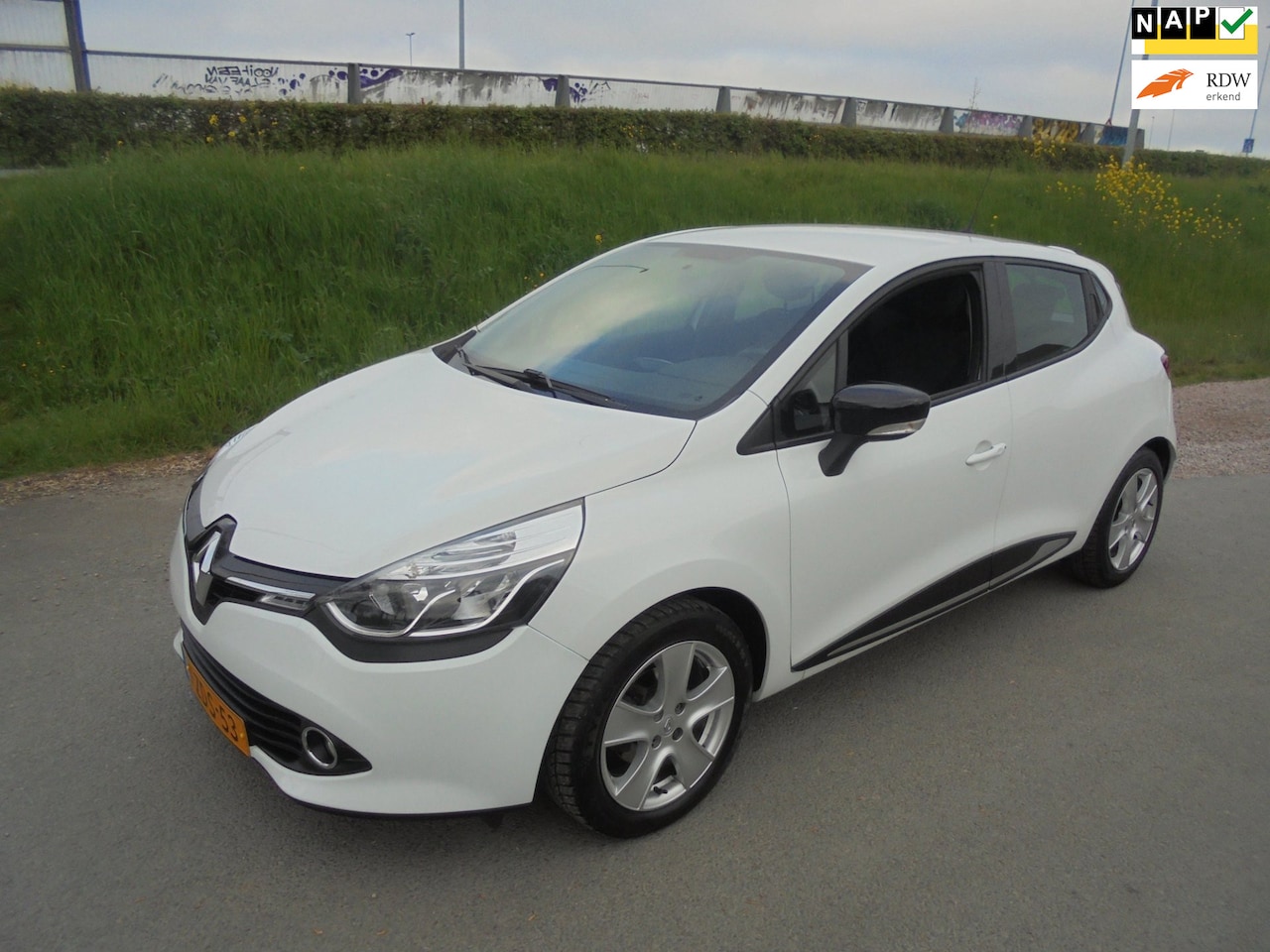 Renault Clio - Renault Clio 1.2 Benzine Automaat airco lmv navigatie 81.000km - AutoWereld.nl