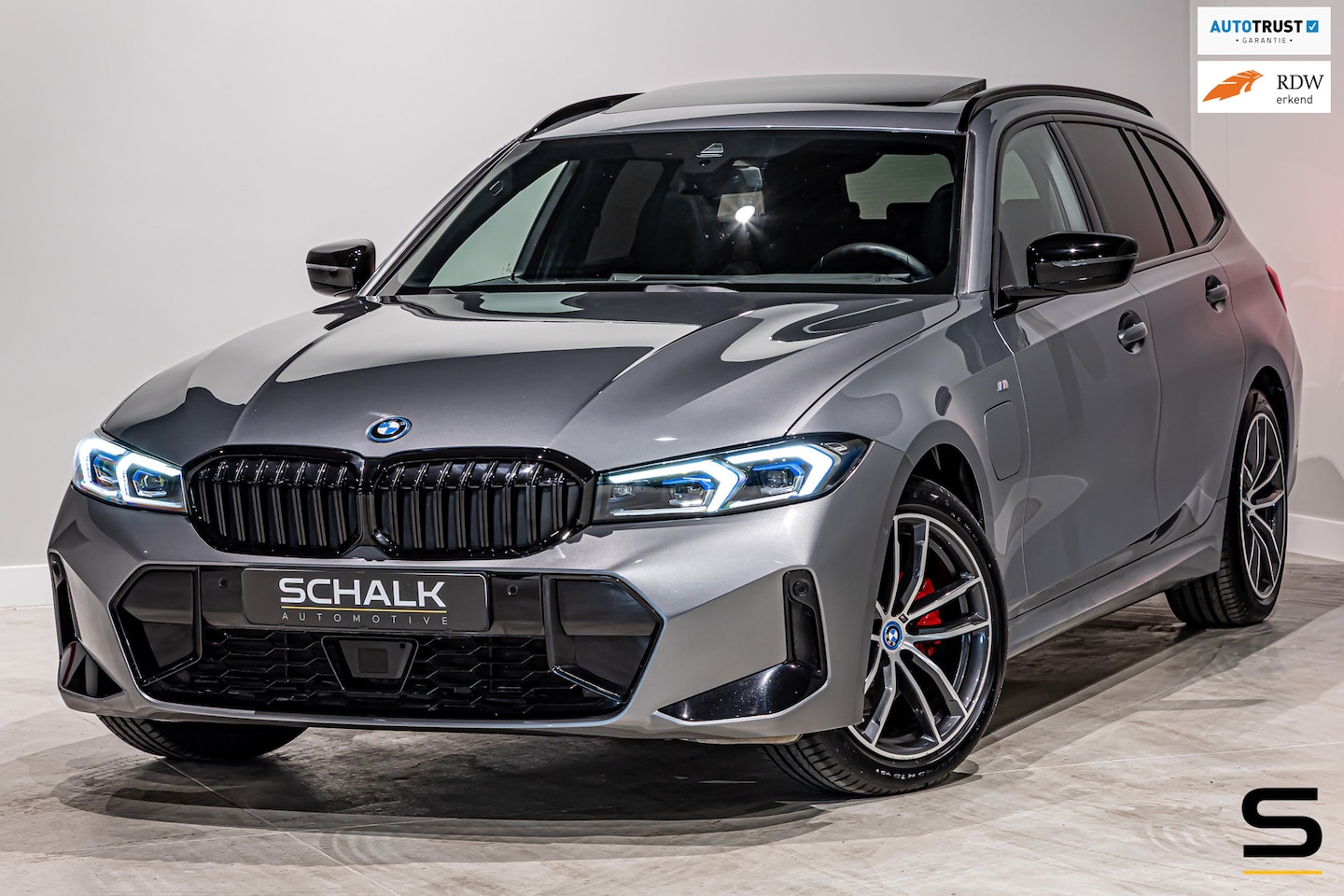 BMW 3-serie Touring - 330e|Pano|Cam|HUD|Fisc€59.700,-|Full|Gar - AutoWereld.nl