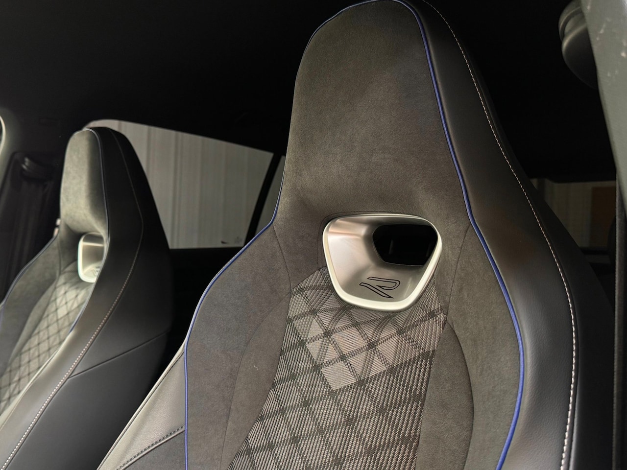 Volkswagen Tiguan - 1.5 e-Hybrid R-Line Black / 20 inch / 360 Cam. / 5jr Garantie / el.trekhaak / HuD - AutoWereld.nl