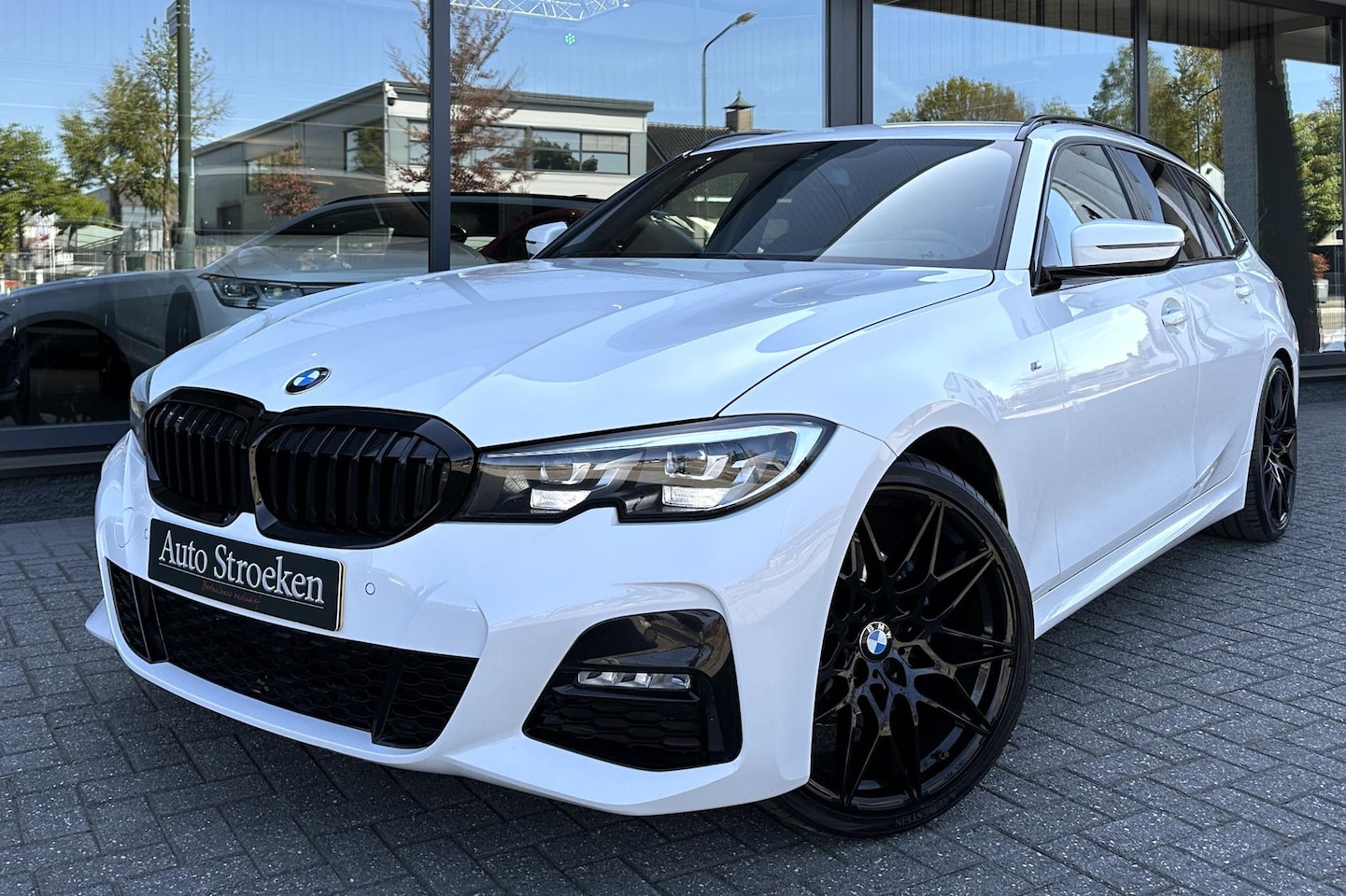BMW 3-serie Touring - 320i M Sport Leer Navi LED 20" Sfeerverlichting - AutoWereld.nl
