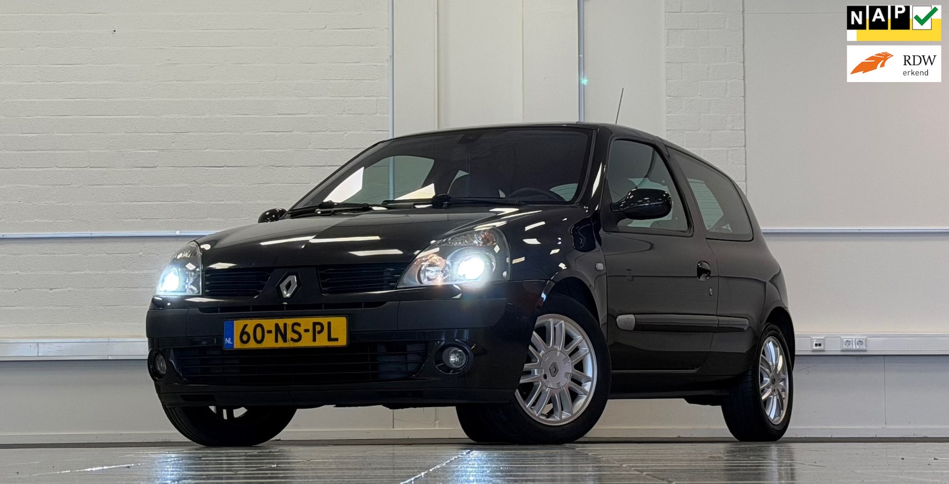 Renault Clio - 1.6i 16V Initiale Leer Clima 3e Eigenaar LED Nieuwe APK - AutoWereld.nl