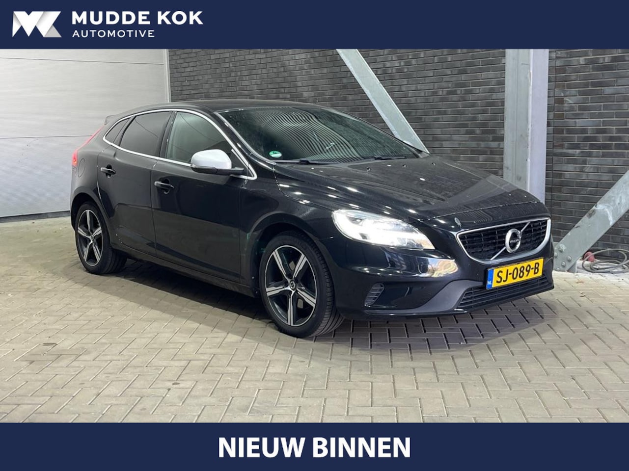 Volvo V40 - 2.0 T4 Business Sport | Trekhaak | Stoelverwarming | Getint Glas | 17 Inch - AutoWereld.nl