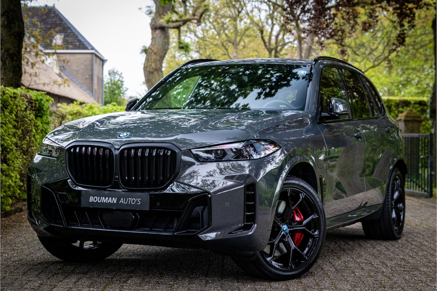 BMW X5 - xDrive50e M Sport Pro Dravitgrau Individual Sky Lounge Soft Close Vierwielbesturing - AutoWereld.nl
