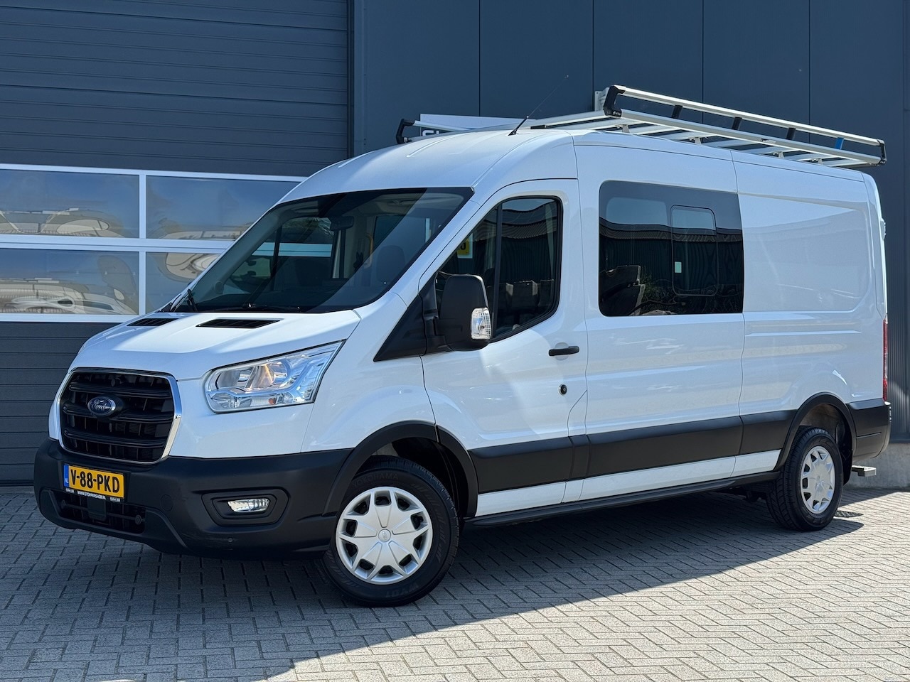 Ford Transit - 350 2.0 TDCI 170pk L3H2 DC 6-pers Trend | Trekhaak | Imperial | Navi | Camera | CarPlay | - AutoWereld.nl