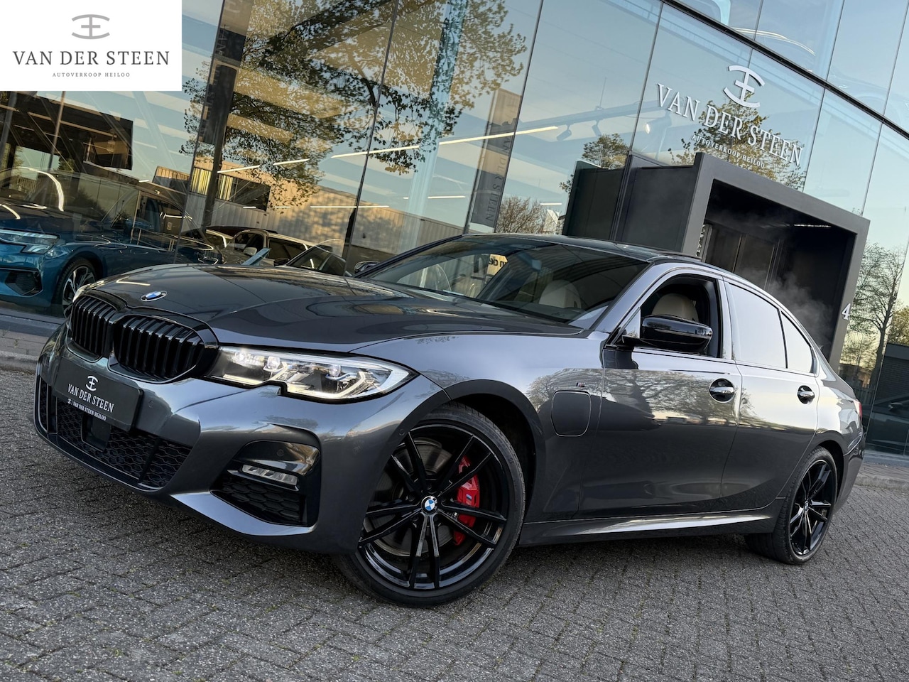 BMW 3-serie - 330e High Executive M Sport | Pano | Individual Leder | Head-Up - AutoWereld.nl