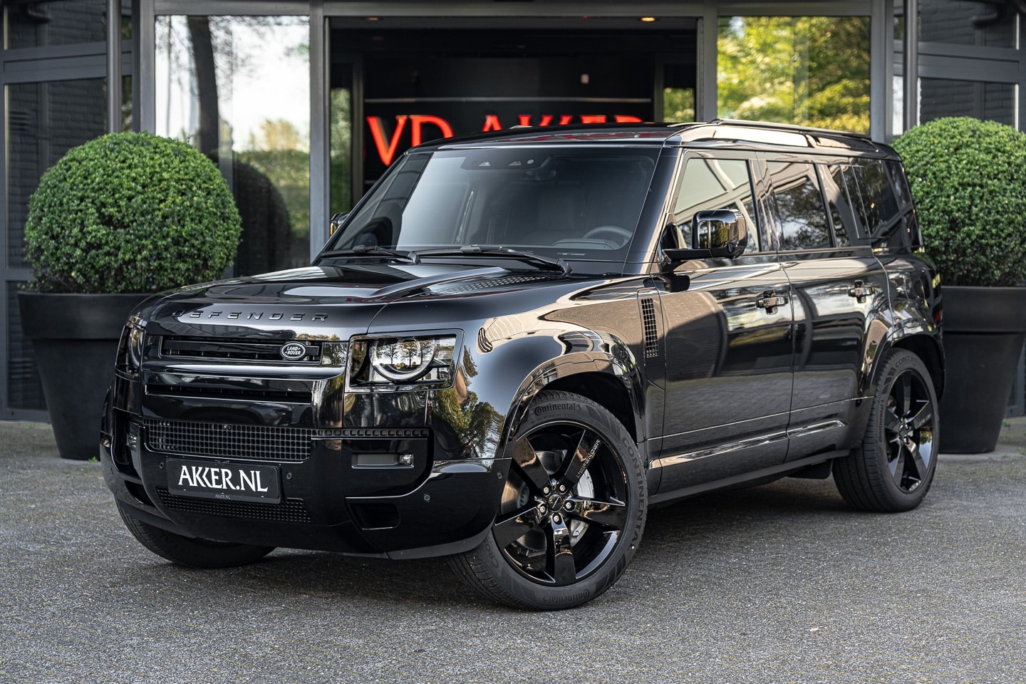 Land Rover Defender 110 - LANDROVER P300e X-Dynamic SE | Face Lift I Black Pack | Pano.Dak | 360° Camera | 22 Inch - AutoWereld.nl