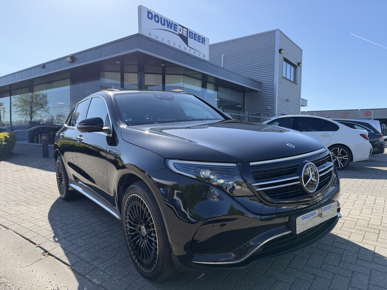 Mercedes-Benz EQC - 400 4MATIC AMG Line 80 kWh Schuifdak | Memory | Contourstoelen | Trekhaak | HUD | Keyless - AutoWereld.nl