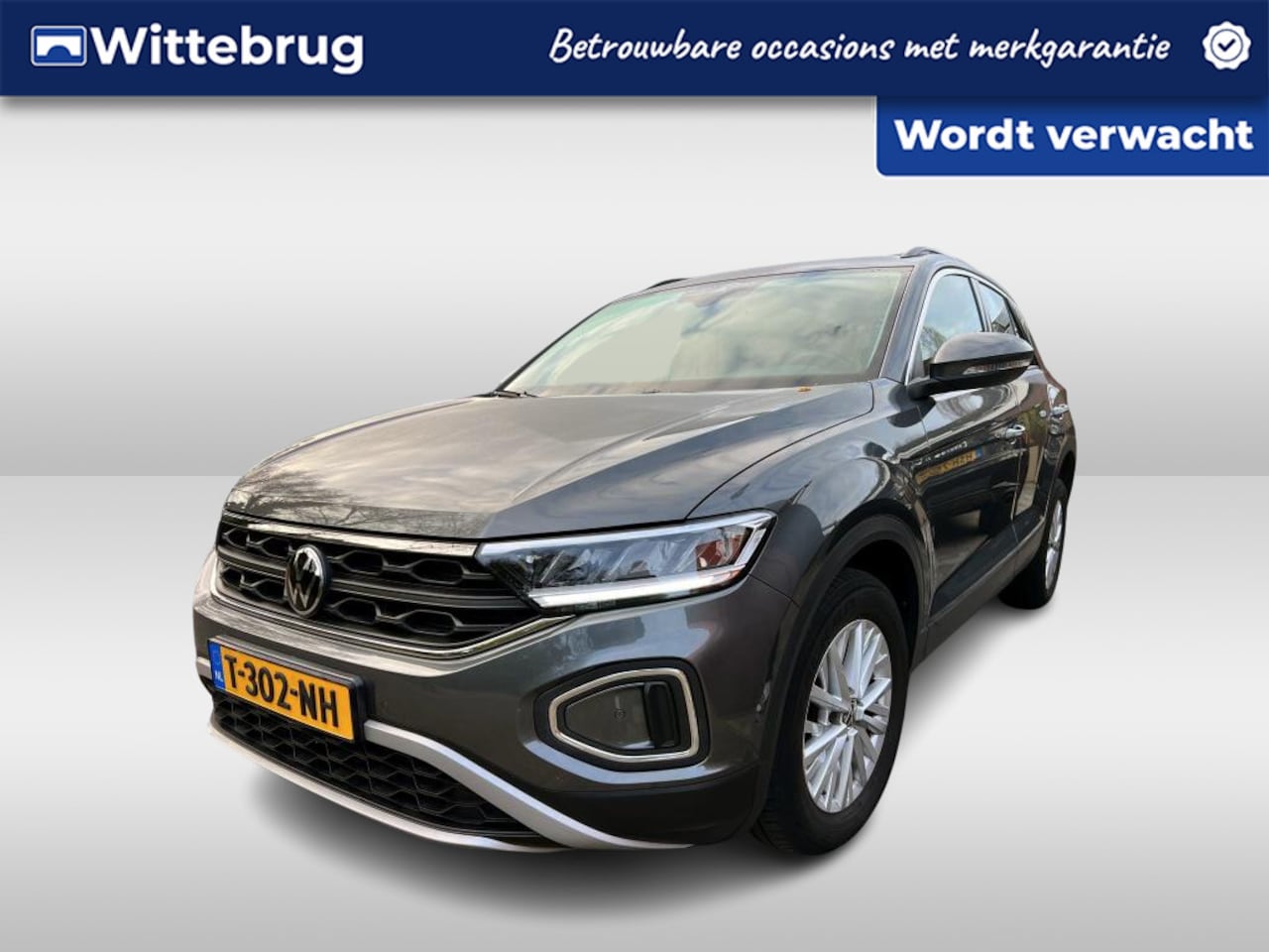 Volkswagen T-Roc - 1.0 TSI 110pk Life / Navigatie by APP / LM 16 inch / Digital cockpit / Park Assist / LED G - AutoWereld.nl