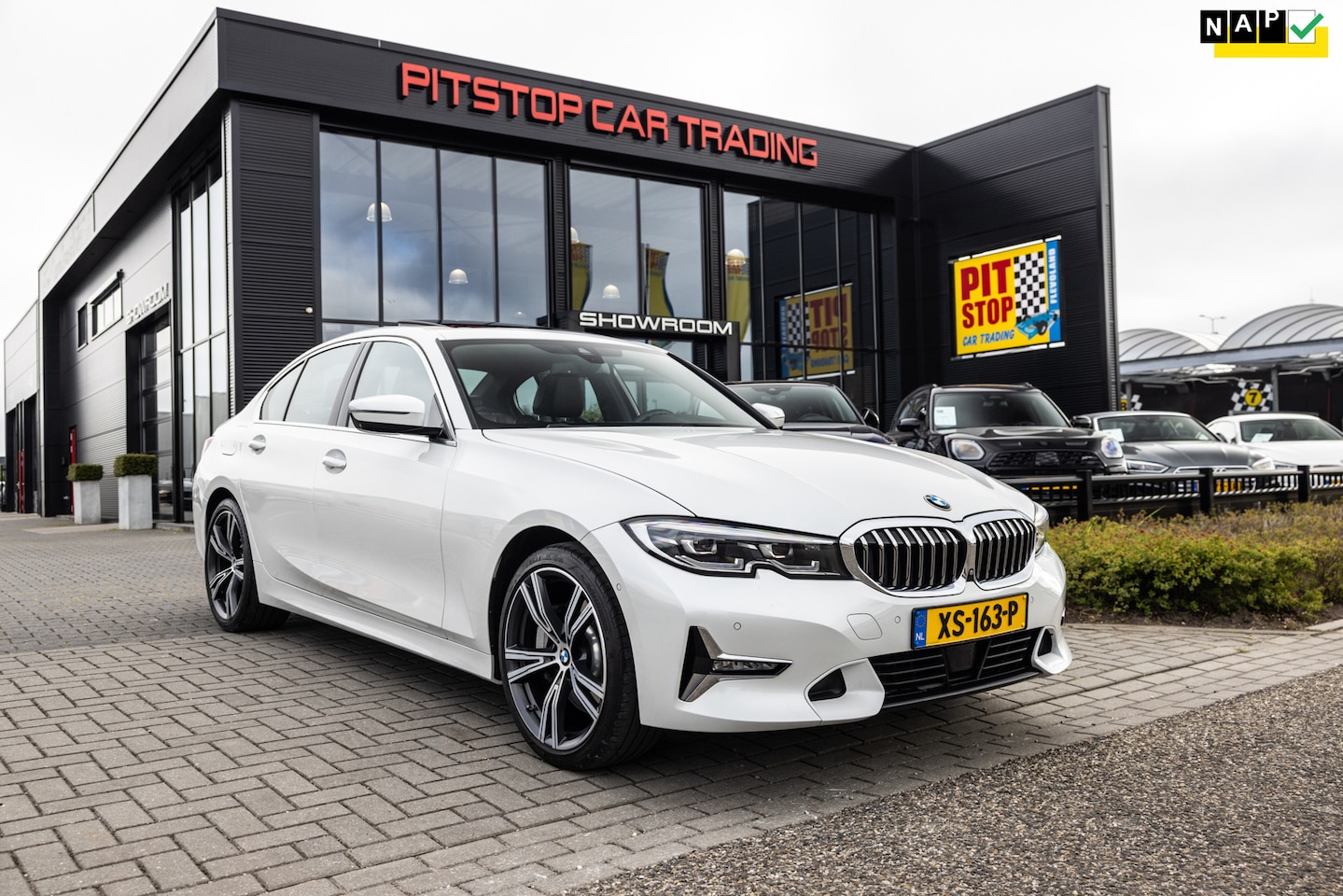 BMW 3-serie - 330i High Executive 330i High Executive, Schuifdak, H&K Audio, Volleder, NL Auto! - AutoWereld.nl