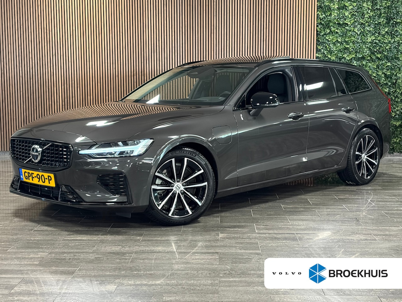 Volvo V60 - T6 AWD Recharge Ultra Dark | Trekhaak | Schuifdak | Head-Up Display | Harman Kardon | Adap - AutoWereld.nl