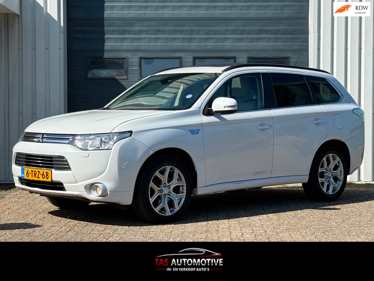 Mitsubishi Outlander - 2.0 PHEV instyle+ LEER / NAVI / CRUISE - AutoWereld.nl