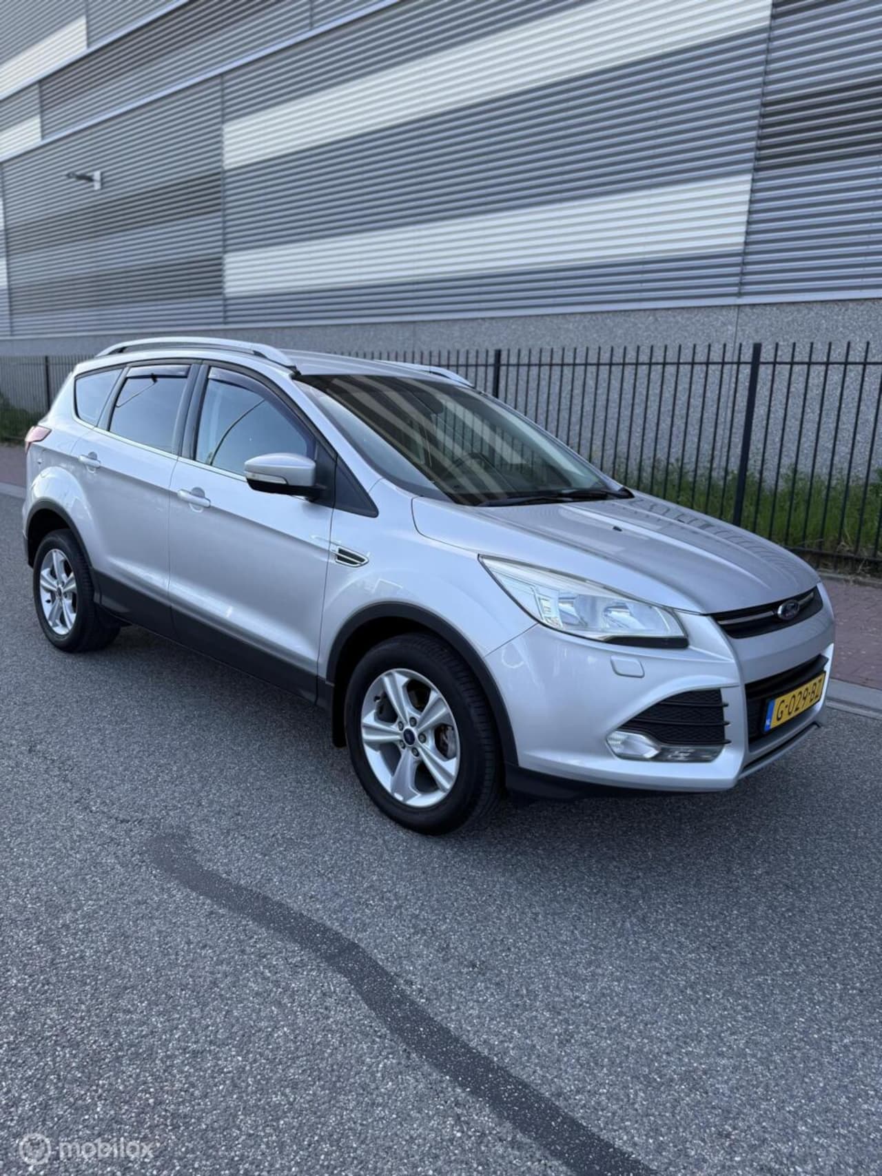 Ford Kuga - 1.6 Titanium TREKHAAK / STOELVERWARMING - AutoWereld.nl
