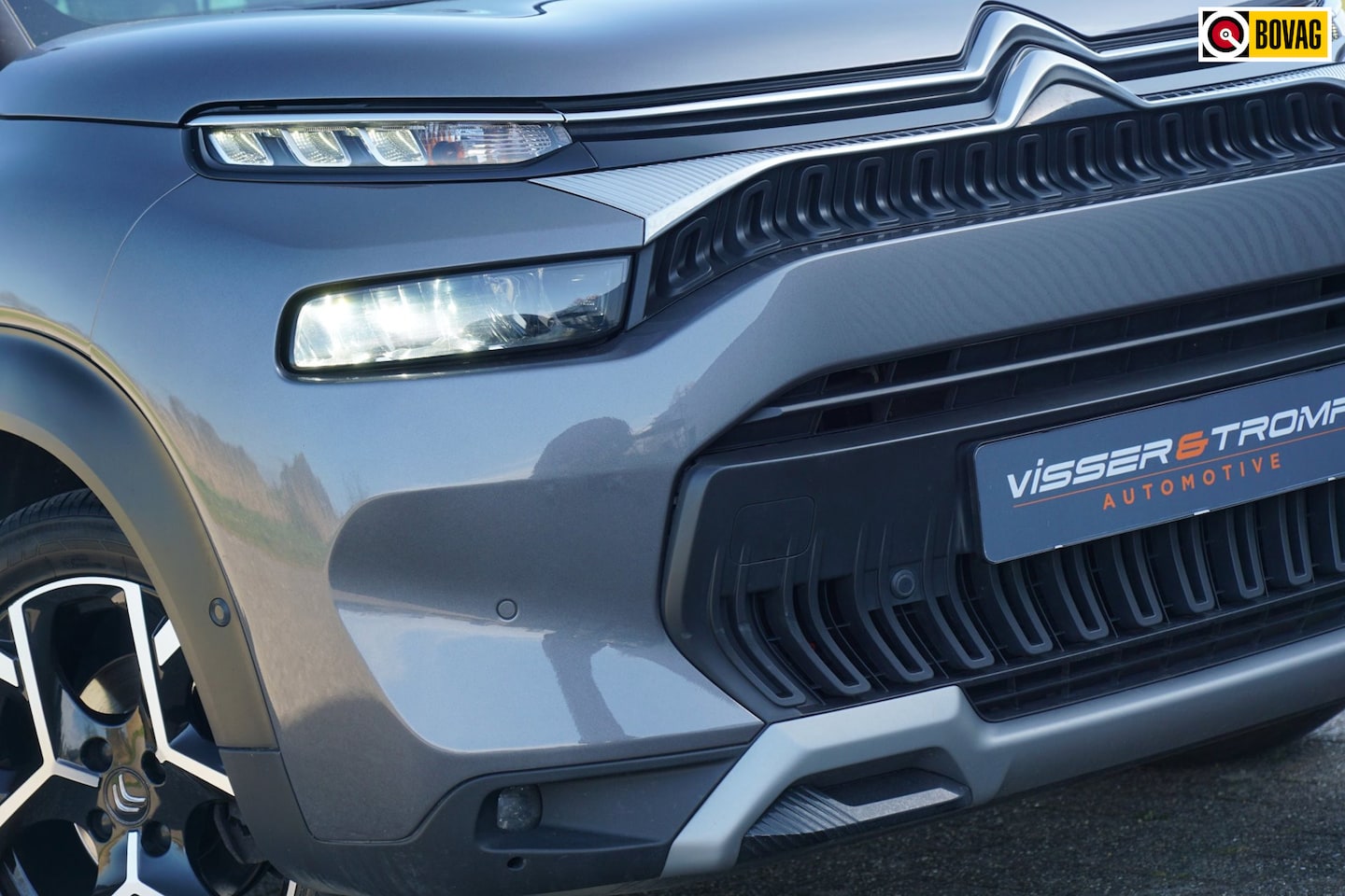 Citroën C3 Aircross - 1.2 PureTech Shine AUT | Khaki Grey | Leder/Carplay/Navi/Cruise/Camera - Keurig! - AutoWereld.nl