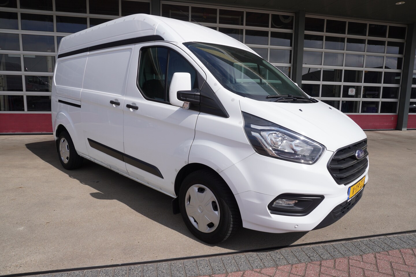 Ford Transit Custom - 320 2.0 TDCI 105PK L2H2 Trend nr. V021 | Airco | Cruise | Camera | Ideaal voor camperombou - AutoWereld.nl