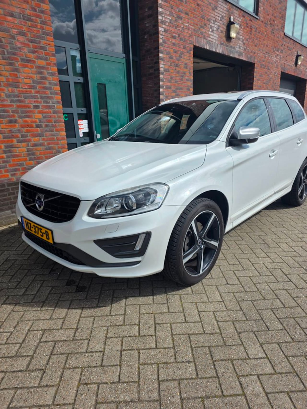 Volvo XC60 - 2.0 D4 FWD R-Design panoramadak.nieuwstaat - AutoWereld.nl