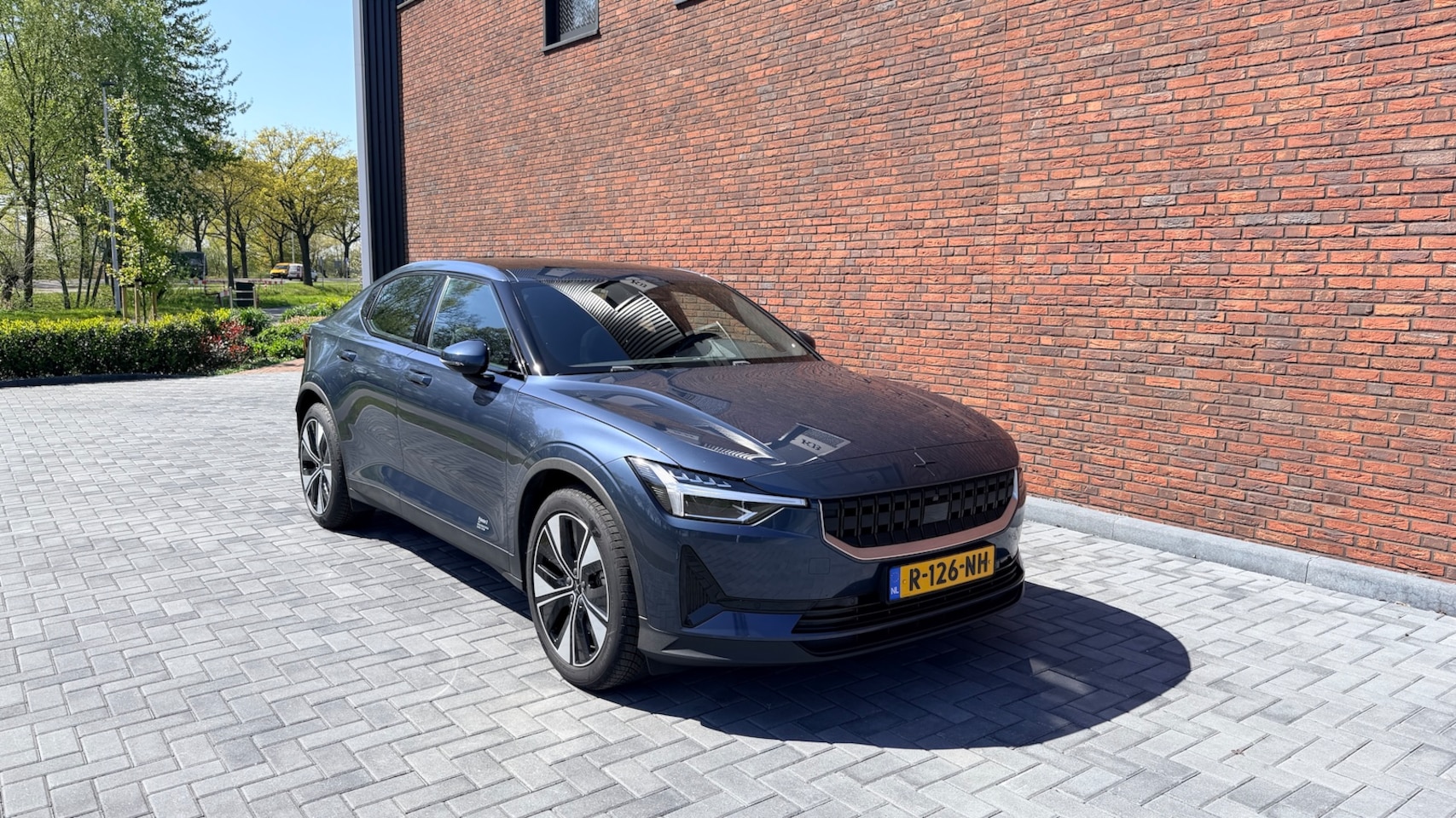 Polestar 2 - 78kWh Long Range Single motor Polestar 2 Long Range Single Motor 78 kWh 2022 PANO STUURWIELVERWARMING STOELVERWARMING AC - AutoWereld.nl