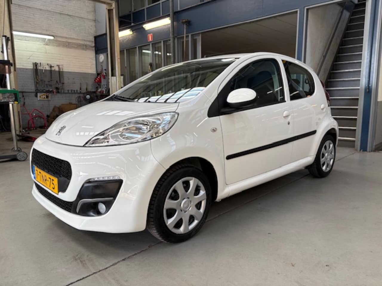 Peugeot 107 - 1.0 68PK 5D Active | Airco | Elektr. ramen | Toerenteller | NAP | Rijklaar prijs! - AutoWereld.nl