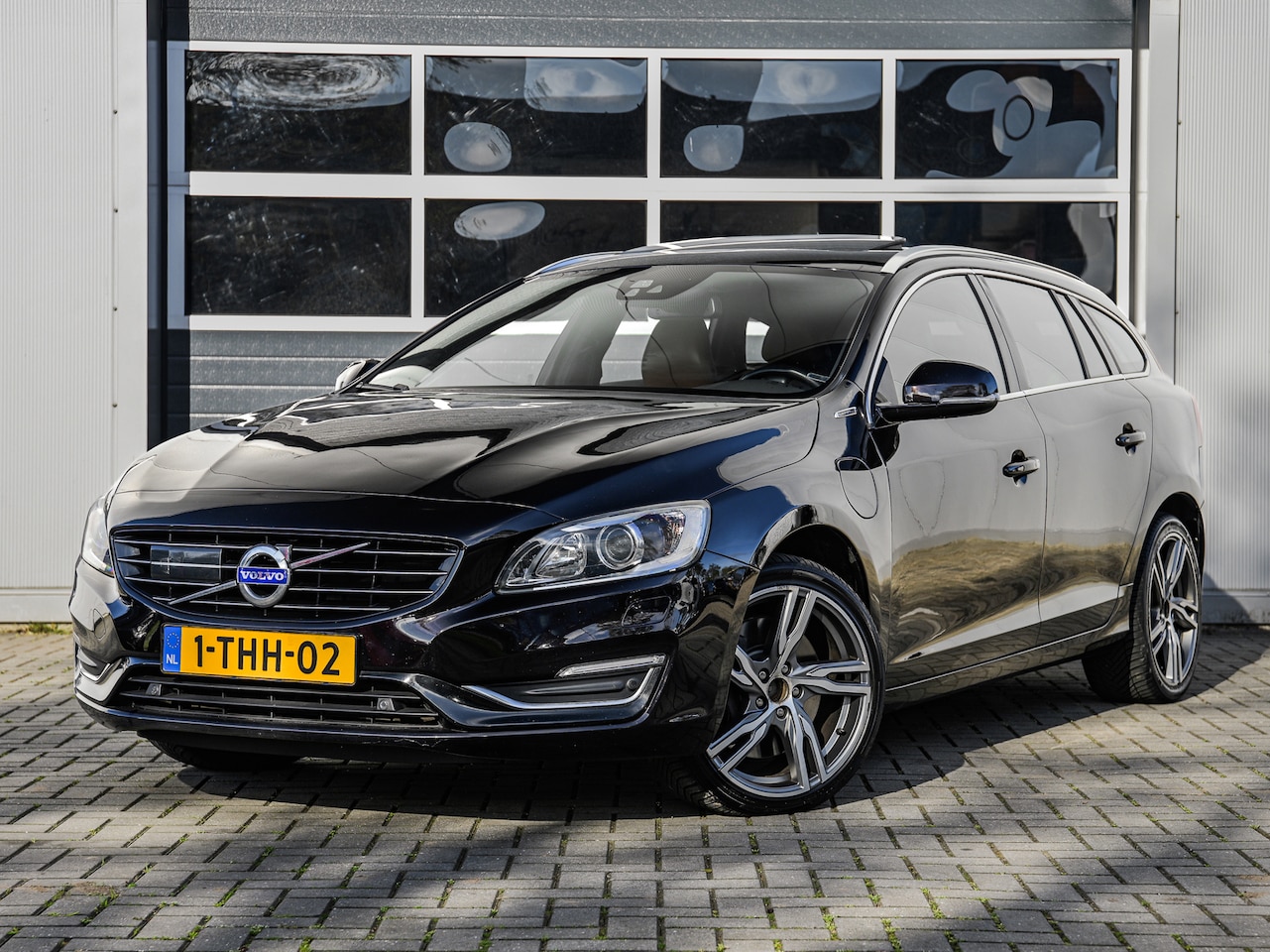 Volvo V60 - 2.4 D6 AWD Plug-In Hybrid Summum | Schuifdak | Leder | Keyless | Xenon | Premium audio | S - AutoWereld.nl