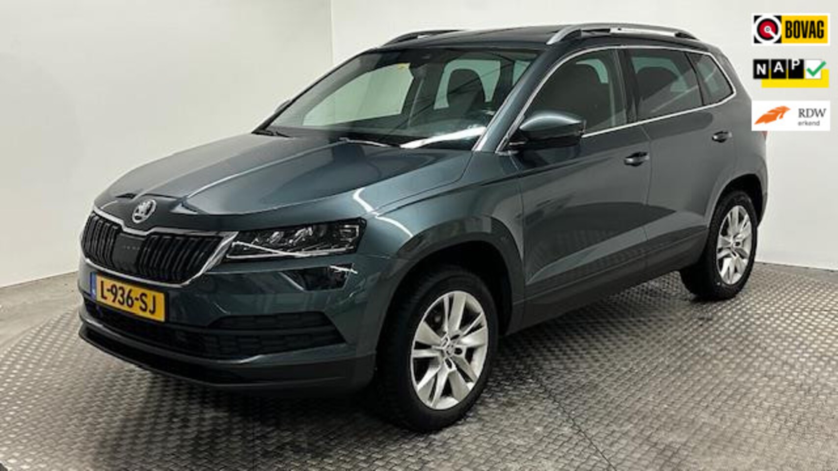 Skoda Karoq - 1.5 TSI ACT Business Edition Plus benzine automaat panoramadak navigatie trekhaak parkeers - AutoWereld.nl