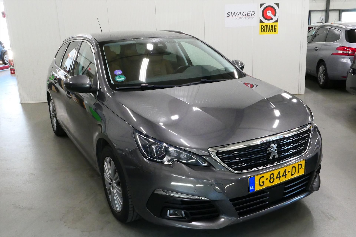 Peugeot 308 SW - 1.2 PureTech 130pk Automaat Blue Lease Premium(Goed onderhouden&Trekhaak) - AutoWereld.nl