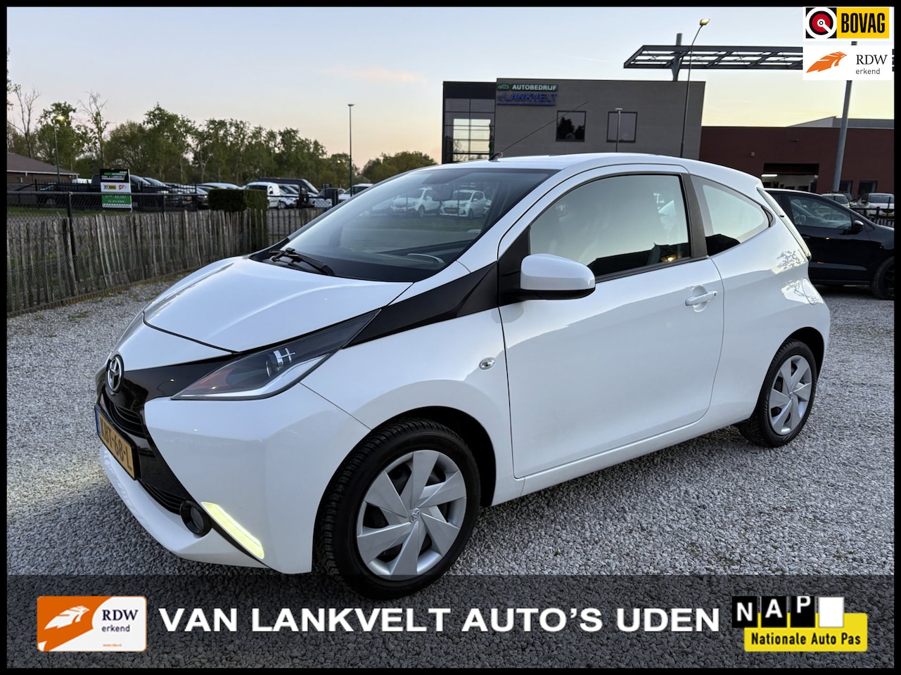Toyota Aygo - 1.0 VVT-i x-play Navigatie, Camera, Airco - AutoWereld.nl