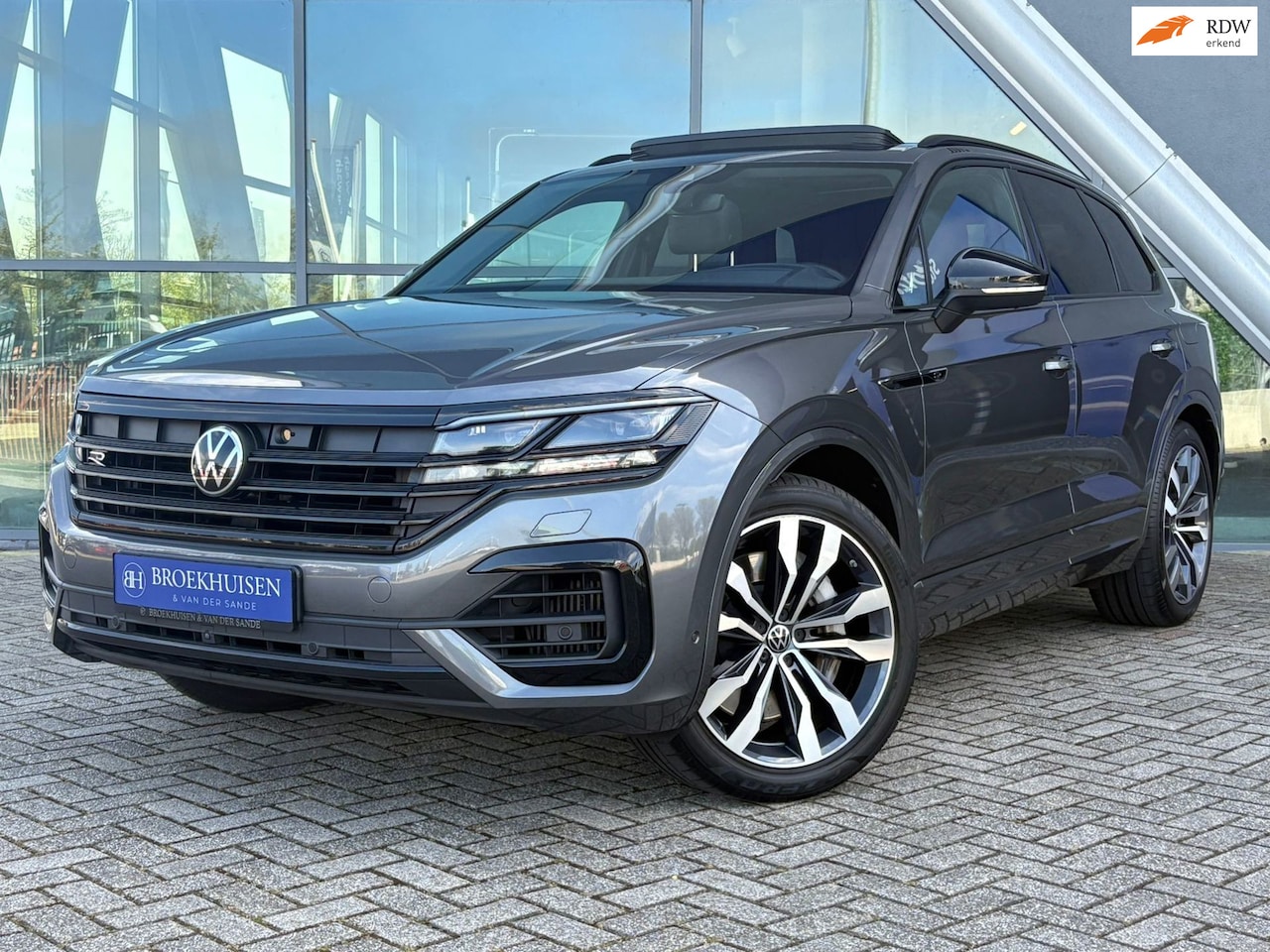 Volkswagen Touareg - 3.0 TSi 4MOTION R 463pk Luchtvering / Trekhaak / Massage Stoelen - AutoWereld.nl
