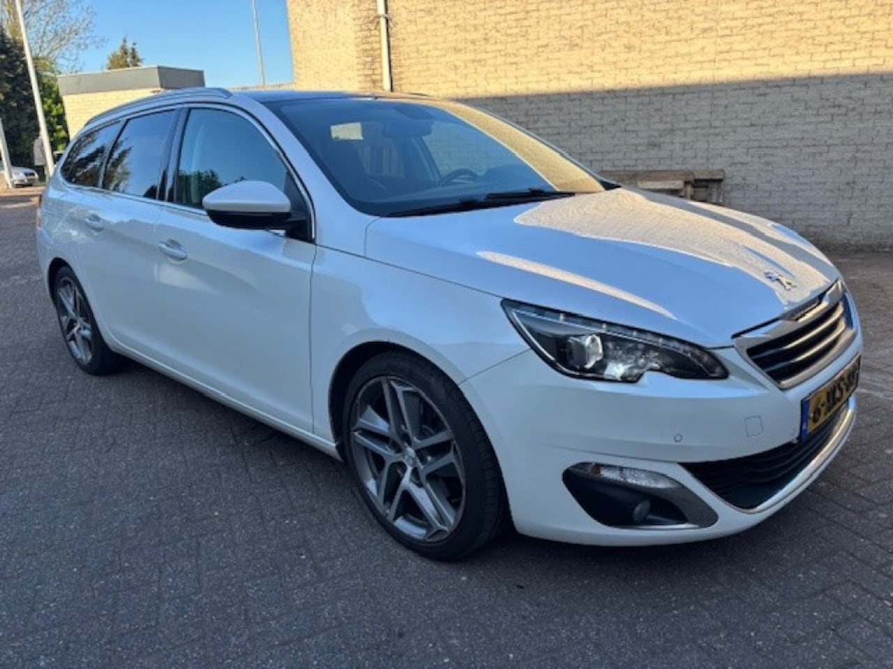 Peugeot 308 - ALLURE  Pano, leer - AutoWereld.nl