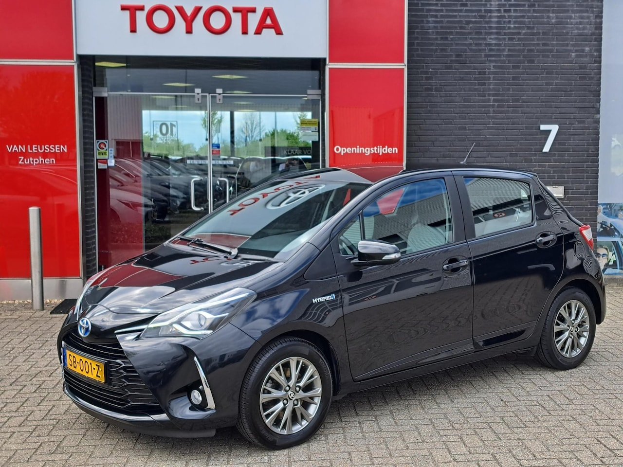 Toyota Yaris - 1.5 Hybrid Design CRUISE CAMERA LED 16"LM-VELGEN CHROMEDELEN NL-AUTO DEALERONDERHOUDEN - AutoWereld.nl