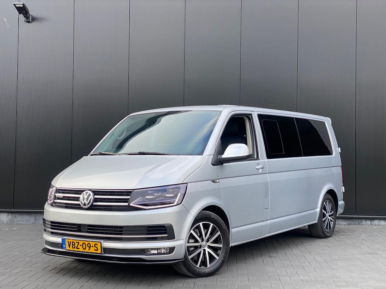 Volkswagen Transporter Multivan - 2.0 TDI DSG L2H1 DC 4Motion - AutoWereld.nl