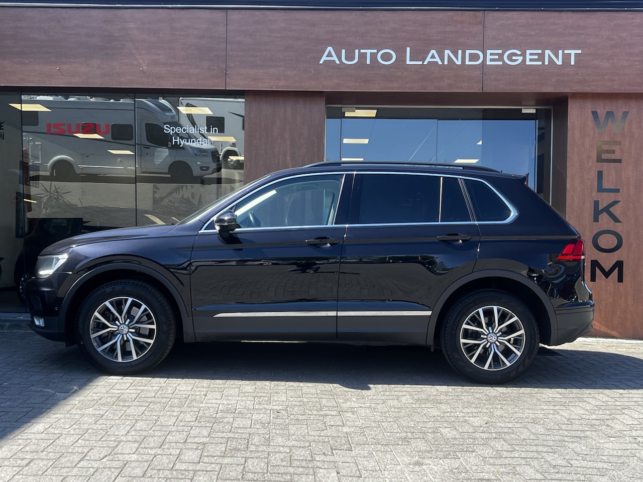 Volkswagen Tiguan - 2.0 TSI 4Motion Highline | Automaat | Adaptive Cruise control | Trekhaak | 2500 kg trekgew - AutoWereld.nl