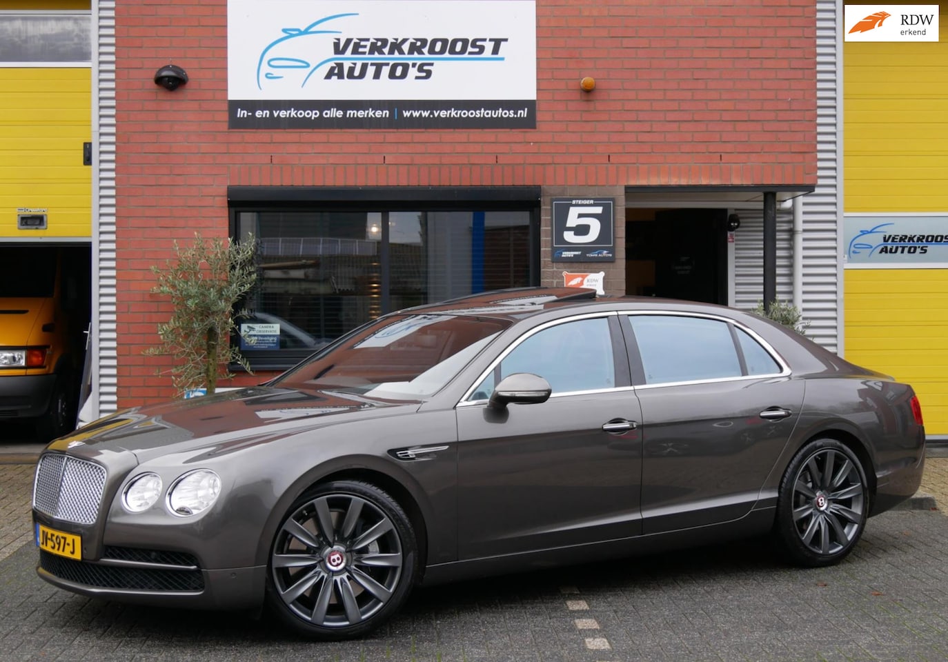 Bentley Flying Spur - 4.0 V8. zeer compleet. dealer onderhouden. org km 67000 - AutoWereld.nl