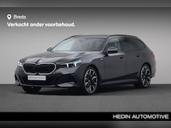 BMW 5-serie Touring - 550e xDrive | M-Sportremsysteem Rot | Iconic Glow exterieurpakket | Comfort Access | Harma