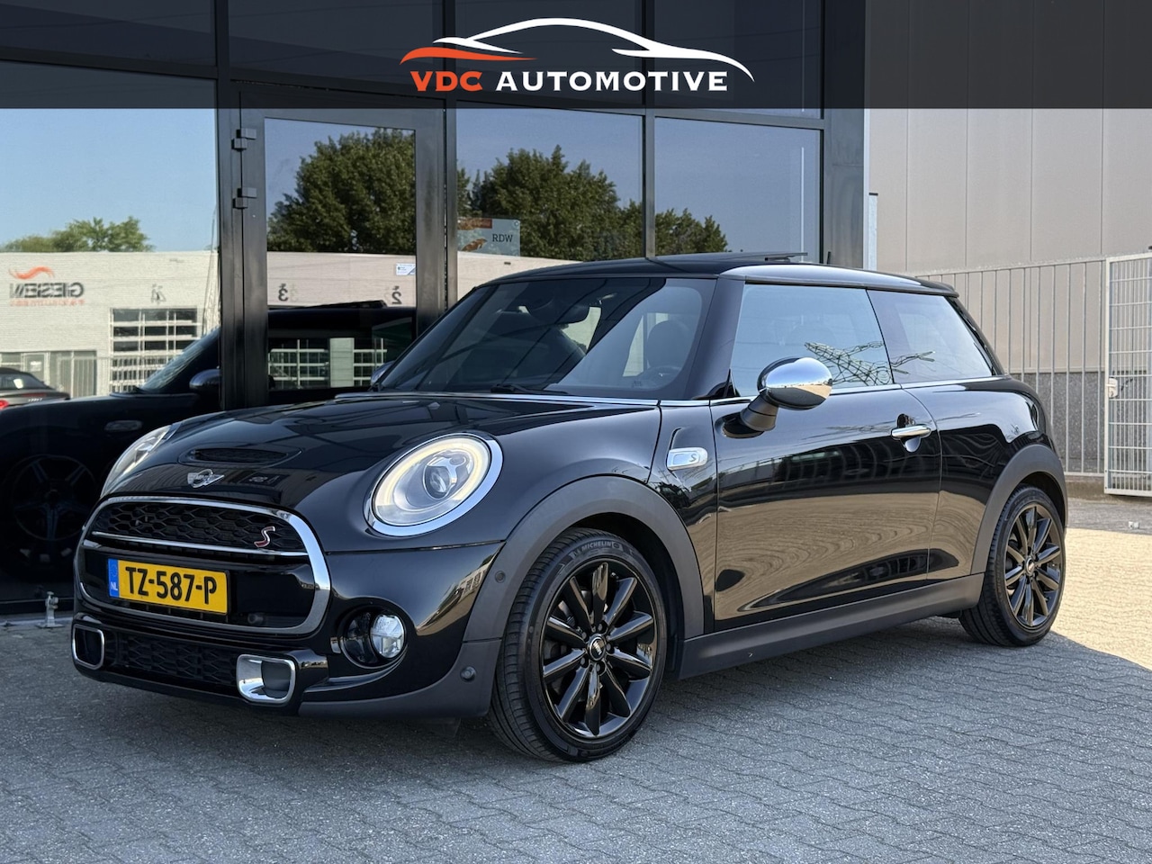 MINI Cooper S - Mini 2.0 Chili Pano | Stoelverwarming | Navi Professional | Leder | Dealer Onderhouden - AutoWereld.nl