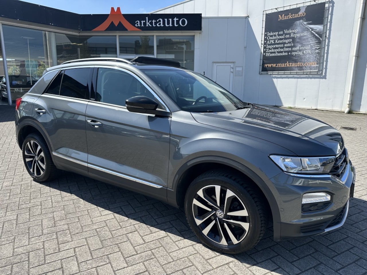 Volkswagen T-Roc - 1.5 TSI IQ Drive Panorama Carplay Trekhaak - AutoWereld.nl