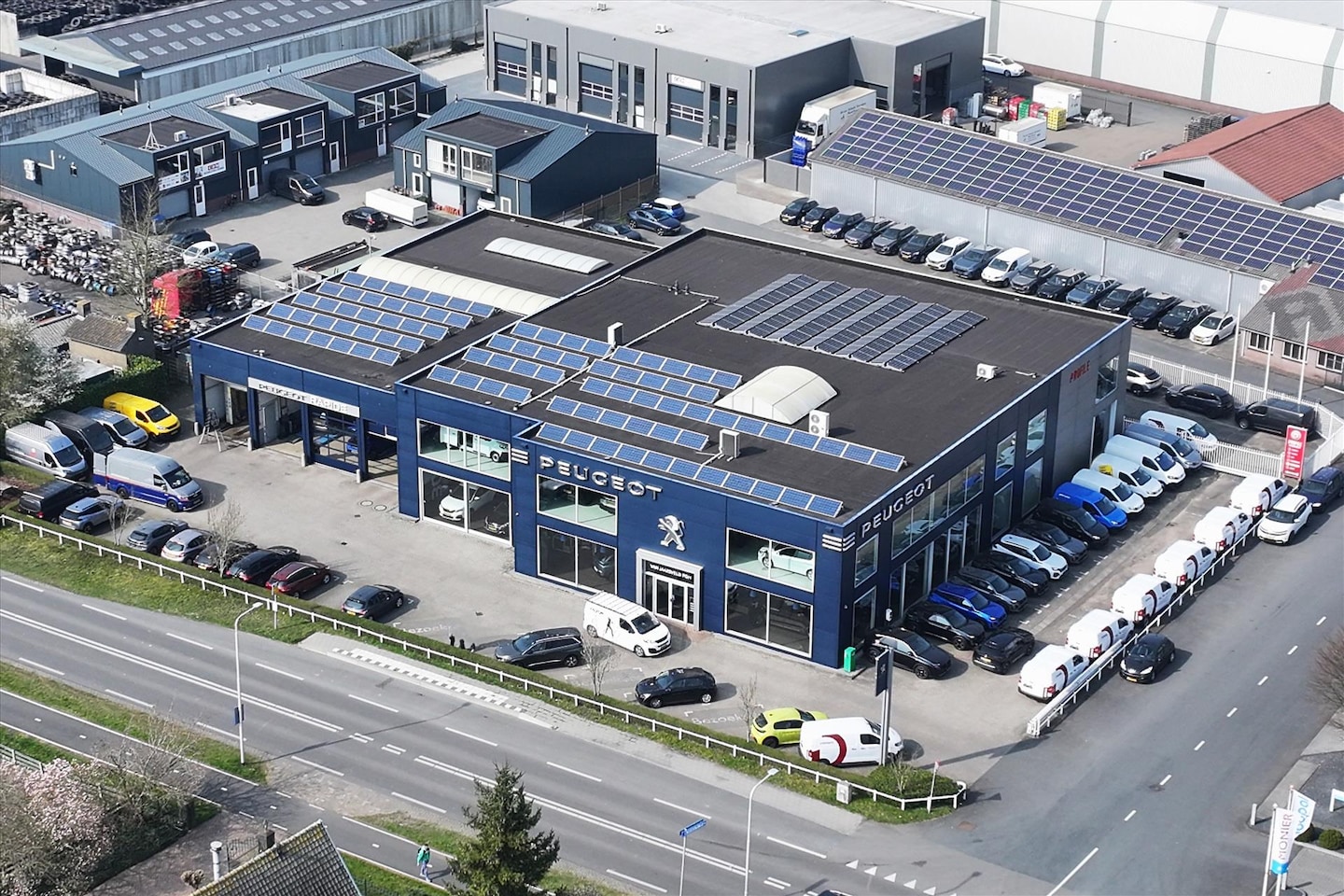 Peugeot e-2008 - GT EV 50kWh 136pk - AutoWereld.nl