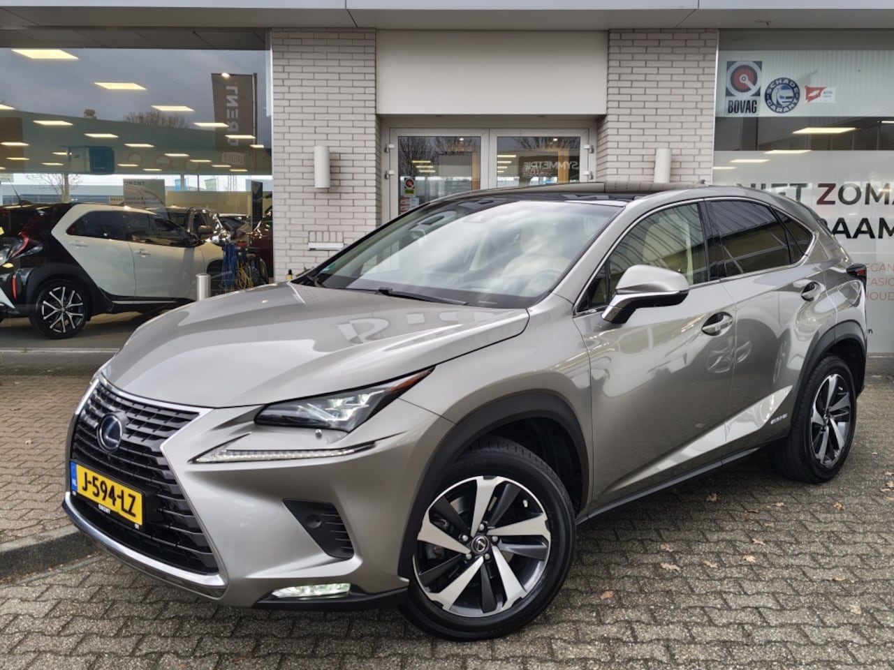Lexus NX - 300h AWD President Line | Mark Levison | Pano | HUD | Sensoren - AutoWereld.nl