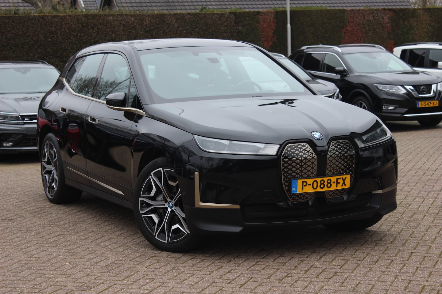 BMW iX - xDrive50 High Executive 112 kWh / SOH 97,2% / Trekhaak / Panoramadak / Camera / Leder / 22 - AutoWereld.nl