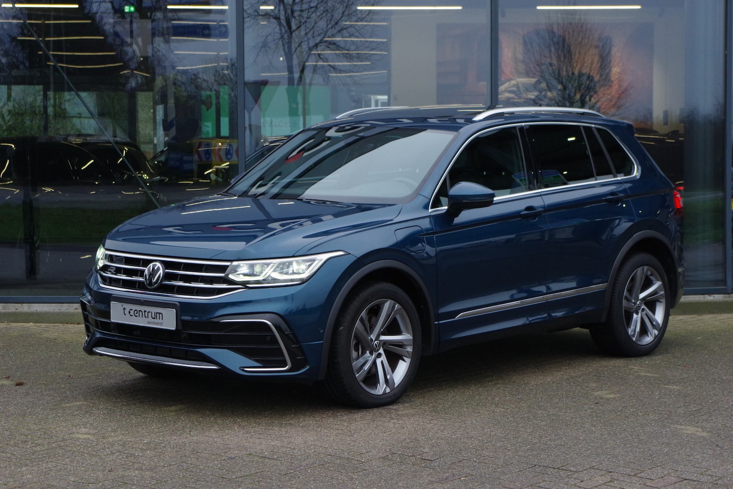 Volkswagen Tiguan - 1.4 TSI eHybrid 245 PK R-Line BNS+, Panoramadak, Leder, Matrix-LED, Adap. Cruise Control - AutoWereld.nl