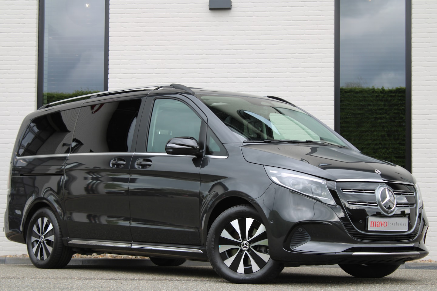 Mercedes-Benz EQV - 300 L2 / AMG / Panorama / 7-Persoons / Burmester / Electr Stoelen / Vol Opties / NIEUWSTAA - AutoWereld.nl