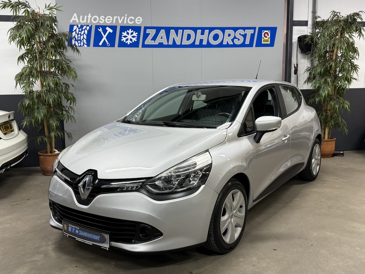 Renault Clio - 1.2 16V // Airco // Cruise // Navi - AutoWereld.nl