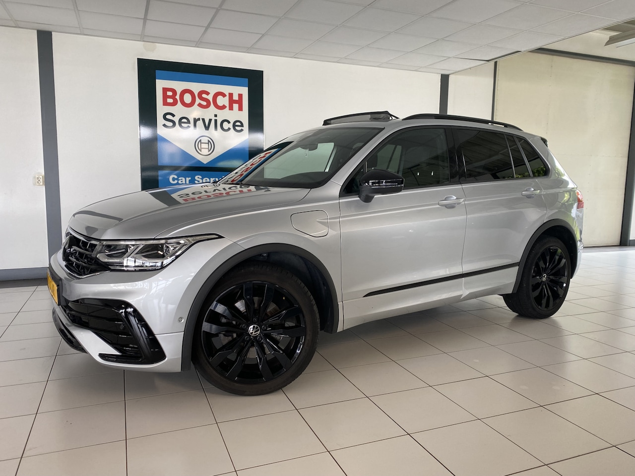 Volkswagen Tiguan - 1.4 TSI eHybrid R-Line Business+Black style Panoramadak / /Carplay/ Leer/ Headup - AutoWereld.nl