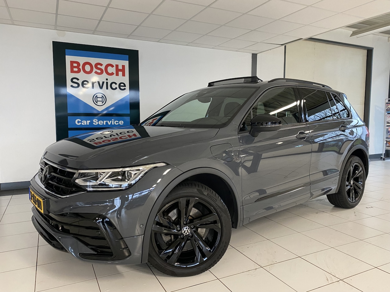 Volkswagen Tiguan - 1.4 TSI eHybrid R-Line Business+Black style Panoramadak / Trekhaak /Carplay/ Leer/ Headup - AutoWereld.nl