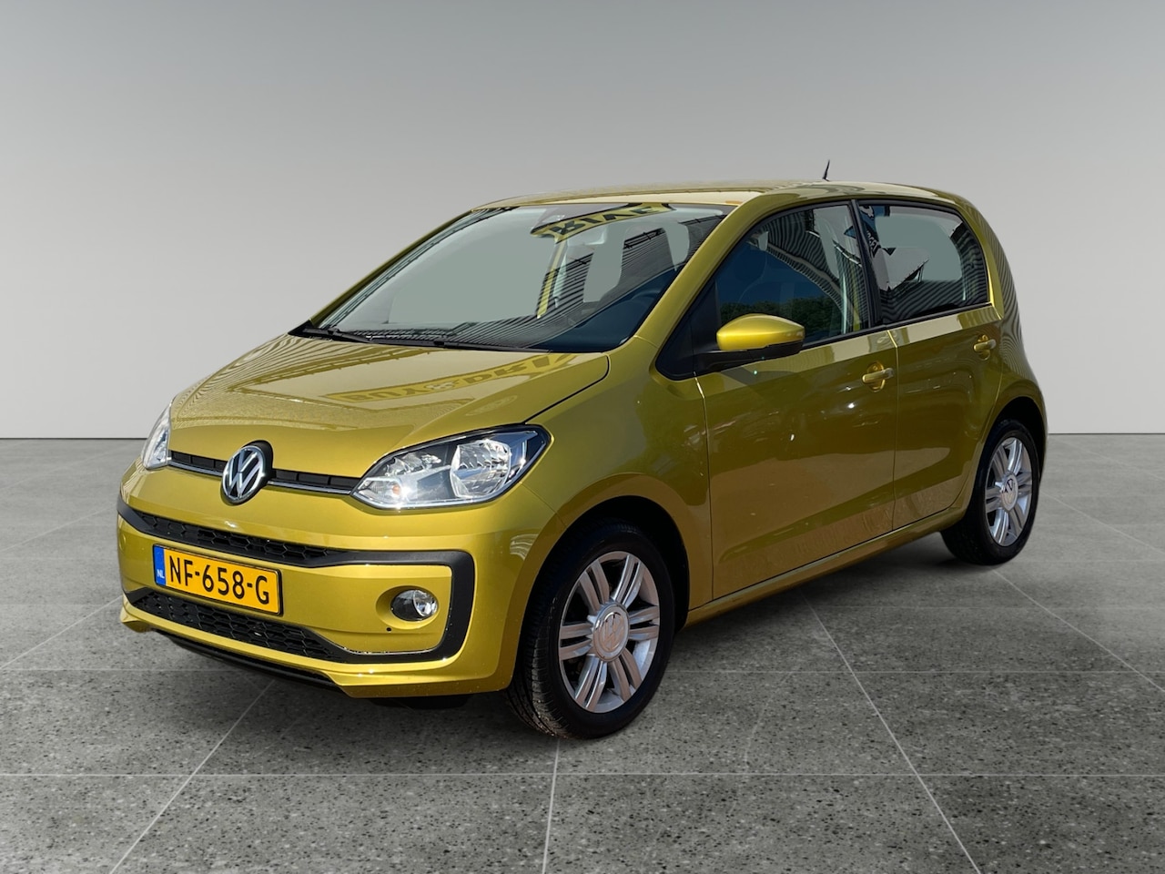 Volkswagen Up! - 1.0 60pk BMT high up! Lichtmetalen velgen 15 inch | Parkeerhulp achter | Cruise control - AutoWereld.nl
